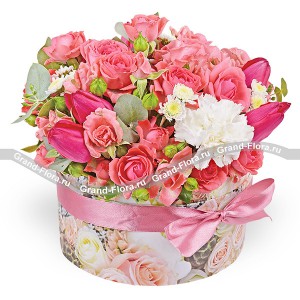 Просто улыбнись! - коробка с розовыми розами и тюльпанами
